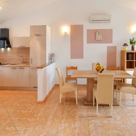 Holiday Home Meri בית נופש *